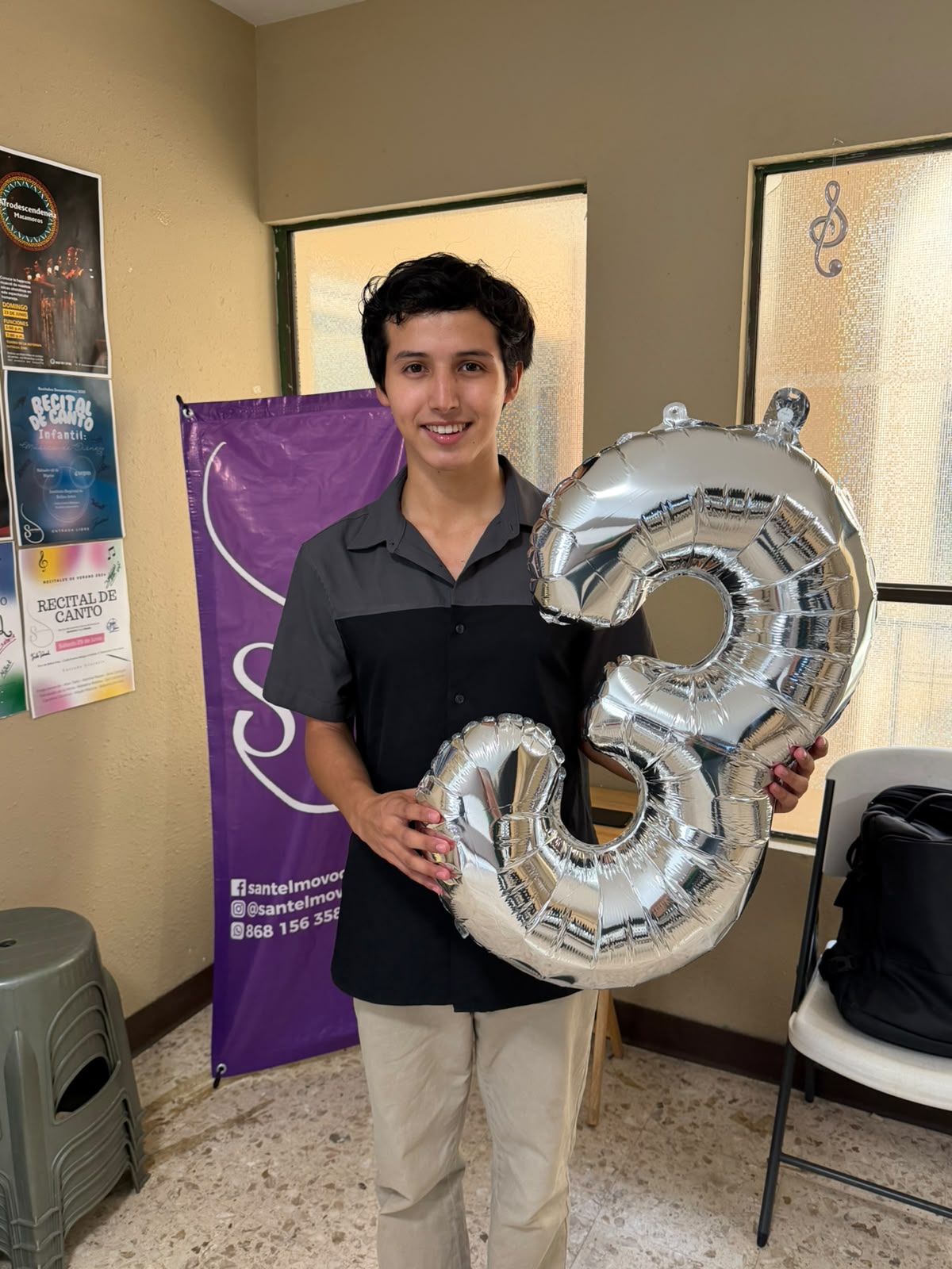 Alumno celebrando el tercer aniversario del estudio