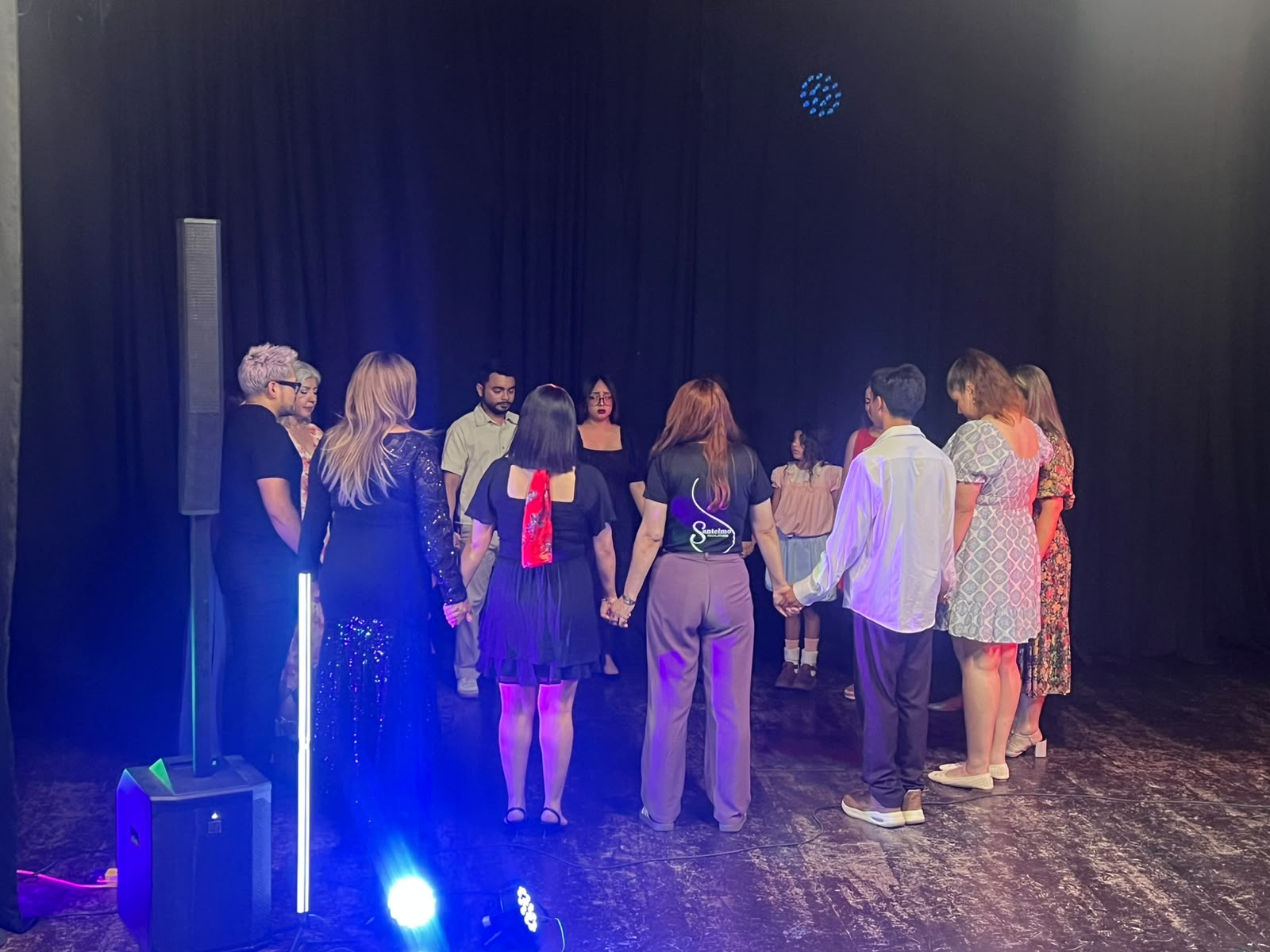 Alumnos tomados de la mano antes de un recital