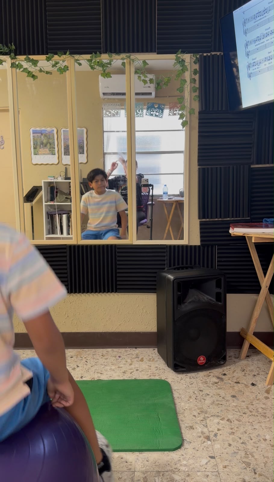 Clase de canto infantil en el estudio