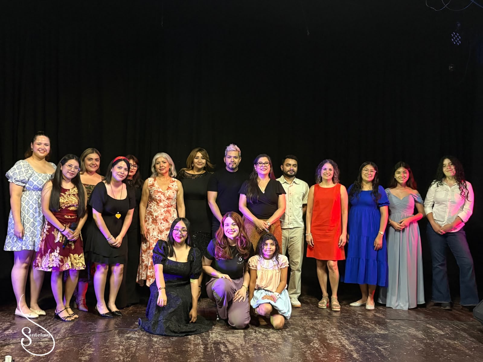 Grupo de alumnos de Santelmo Vocal Studio en el escenario
