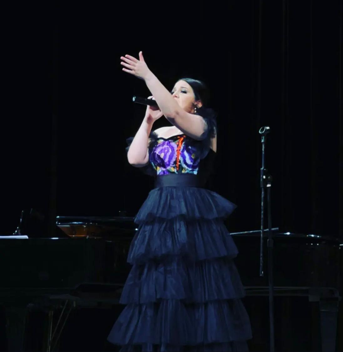 Mtra. Soprano Marilú de Santelmo cantando en escenario