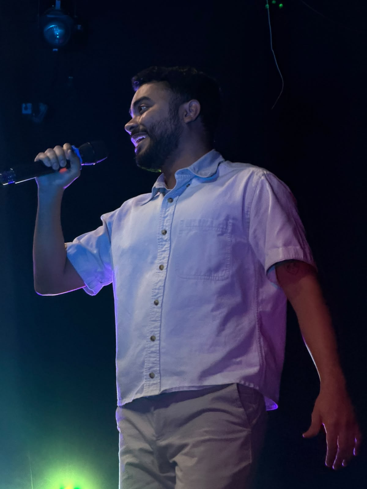 Alumno interpretando una canción en el escenario