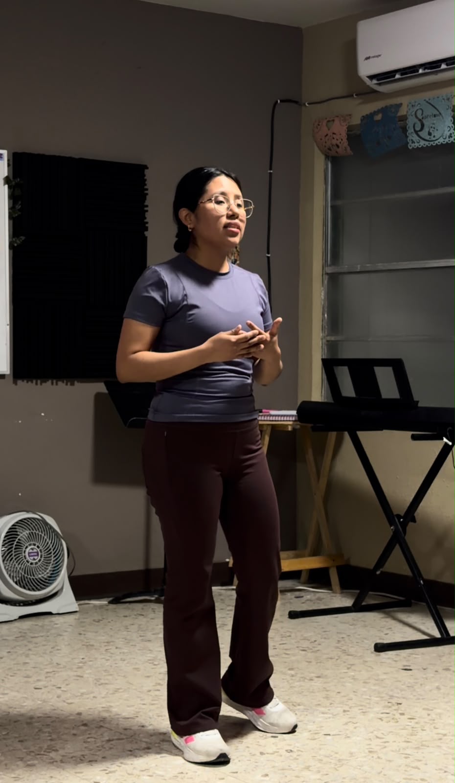 Alumna practicando técnica vocal en el estudio
